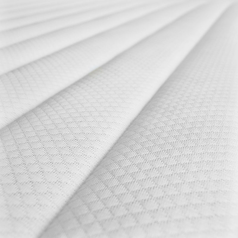 Nahaufnahme des hochwertigen, atmungsaktiven und OEKO-TEX zertifizierten Topperbezugs – hygienisch und pflegeleicht, ideal für Allergiker.